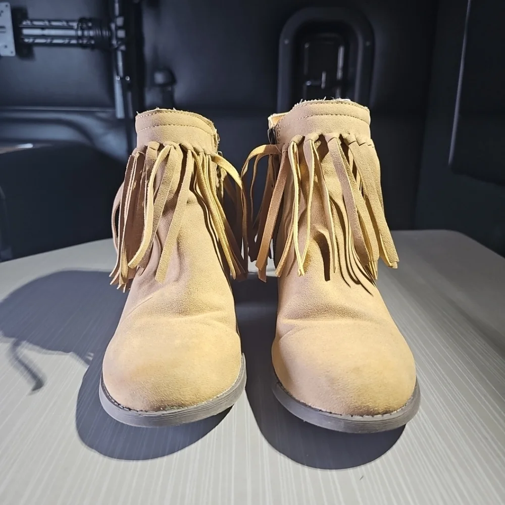 Bare Traps Missy Tan Suede Ankle Boots Fringe Girls Size‎ 3.5 (EUR 34.5) EUC